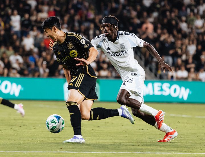 (빠른 돌파력으로 상대팀 수비수들을 바쁘게 만든 손흥민의 모습)