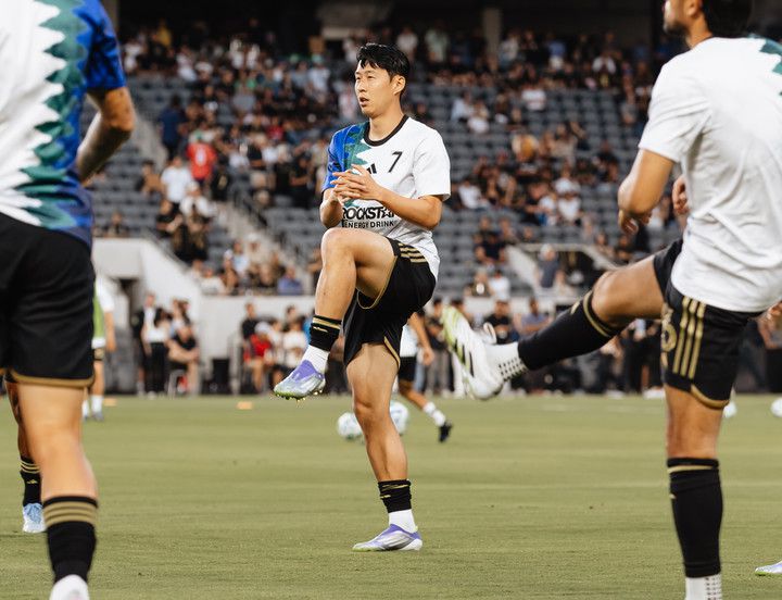 (경기에 앞서 동료들과 함께 몸을 풀고 있는 손흥민)