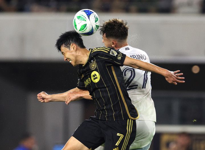 (팀의 리더인 손흥민은 이날 공중볼 싸움에서도 몸을 사리지 않았다)