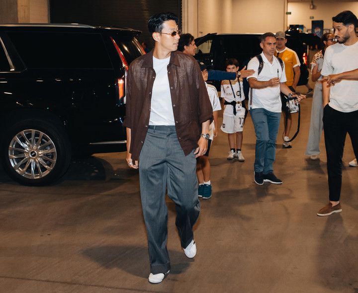 (패션모델 버금가는 손흥민이 홈경기 데뷔전을 치르기 위해 BMO 스타디움에 도착한 뒤 이동하고 있다)