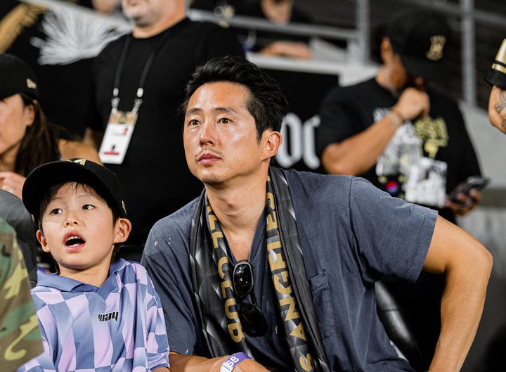 (영화 '미나리'로 유명한 한국계 할리우드 배우 스티브 연도 아들과 함께 경기장을 찾았다)