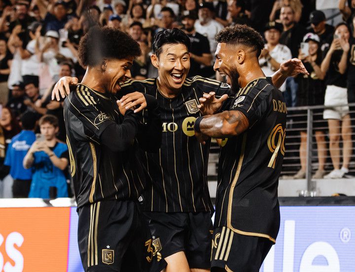 (손흥민이 선취골을 넣은 팀동료 데니스 부앙가(오른쪽)를 축하해 주고 있다)