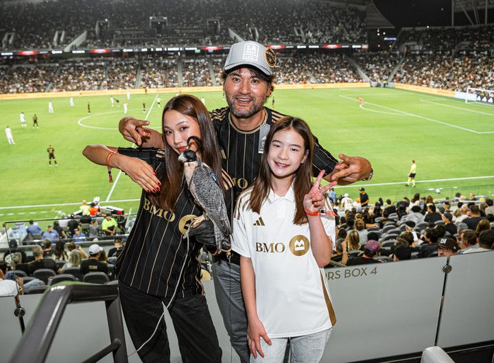 (미국 LA에 삶의 터전이 있는 박찬호도 두 딸과 함께 손흥민의 경기를 보러 왔다)
