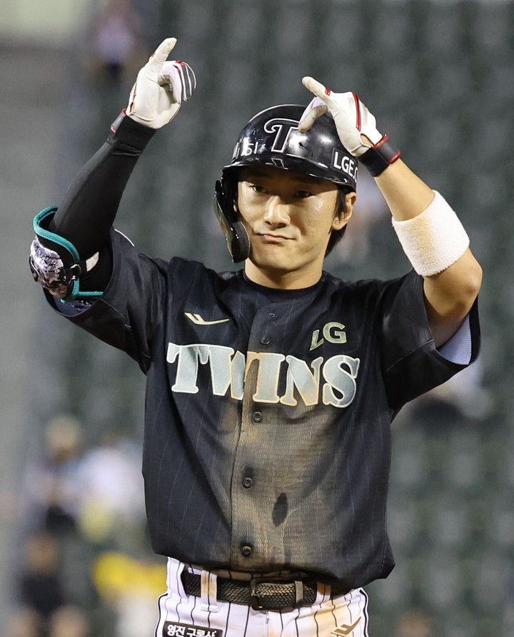 18일 서울 잠실야구장에서 열린 프로야구 NC 다이노스와 LG 트윈스의 경기.5회말 무사 만루 LG 신민재가 2타점 역전타를 친 뒤 기뻐하고 있다. 2025.6.18