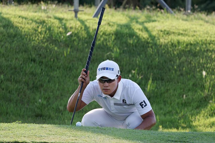 정태양이 4일 열린 KPGA 파운더스컵 1라운드에서 퍼팅 라인을 살피고 있다.