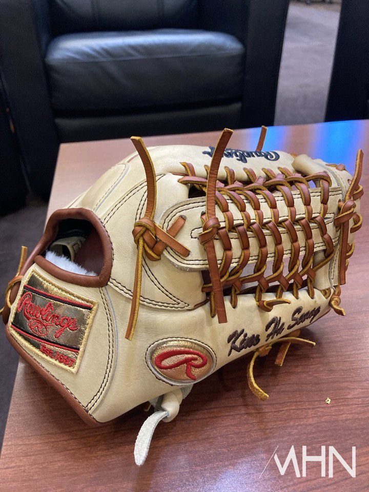 (골드글러브를 수상한 김하성을 위해 R사가 특별히 제작해준 글러브)