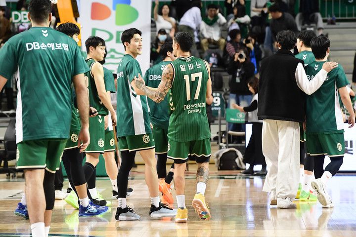 8일 창원 LG와 경기에서 승리한 뒤 기뻐하는 원주 DB 선수들