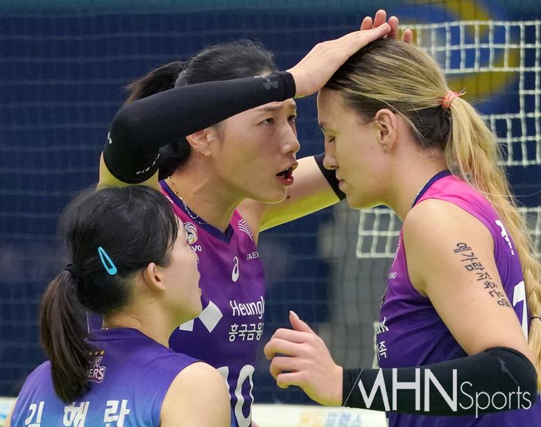 김해란-김연경-옐레나가 득점 후 세리머니한다