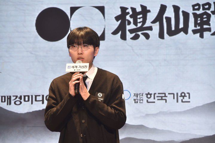 신진서 9단이 인터뷰에서 각오를 전하고 있다.(사진 한국기원 제공)