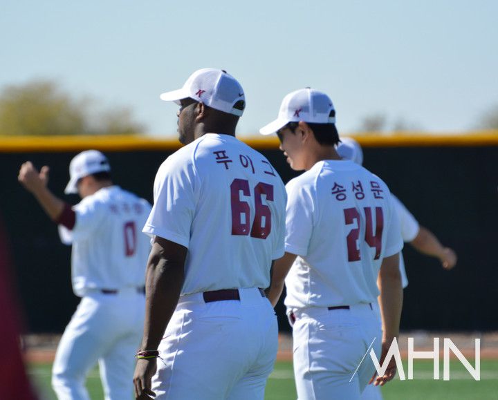 (한국프로야구 시절의 송성문(오른쪽))