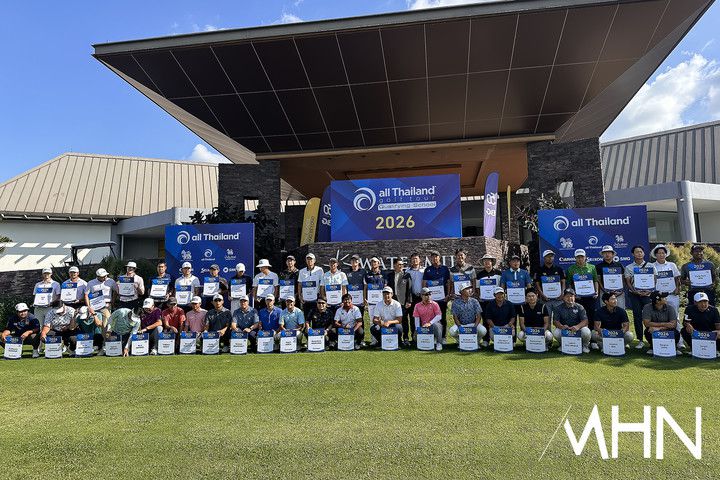 아시안 투어 최종 출전 자격을 받은 선수들이 포즈를 취하고 있다