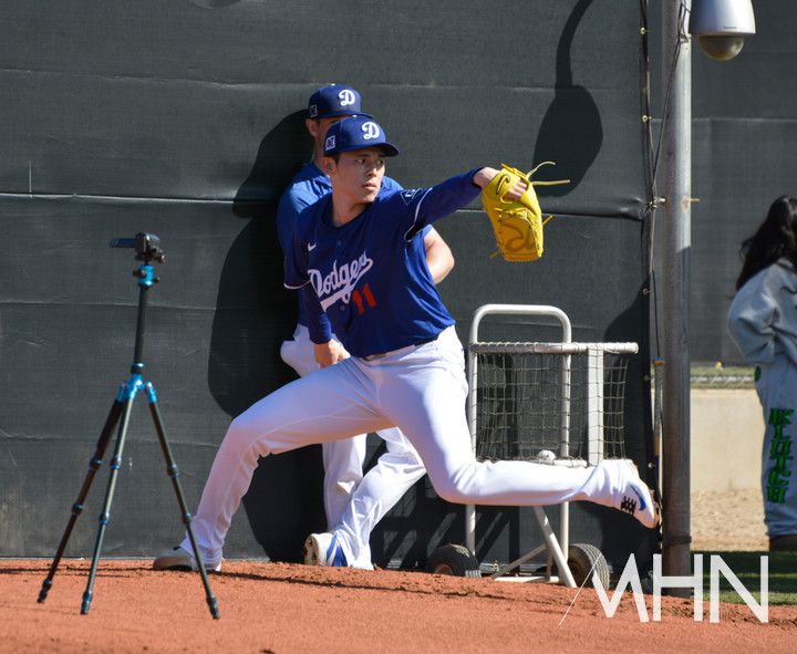 (다저스 일본투수 사사키가 불펜 피칭을 하고 있다)