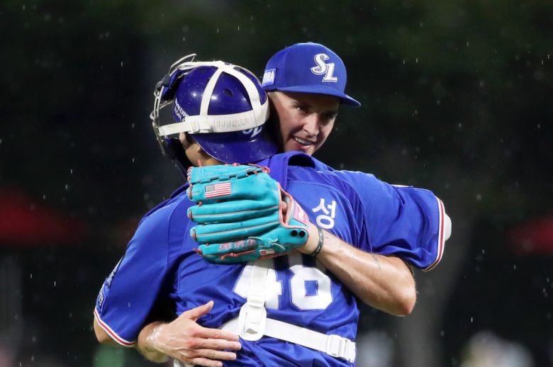 프로야구 삼성 라이온즈와 KIA 타이거즈의 경기에서 선발로 등판해 4-1의 완투승을 거둔 삼성 뷰캐넌이 포수 김재성과 승리 세리머니하고 있다. (광주=연합뉴스)