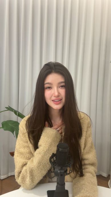 다니엘이 인스타그램 라이브 방송을 통해 팬들에게 메시지를 전하고 있다.