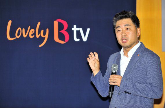 이상범 SK브로드밴드 프로덕트트라이브장이 월정액 서비스 '오션'의 사용자인터페이스와 주요 기술에 대해 설명하고 있다. SK브로드밴드 제공