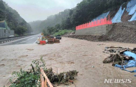 [29일 오전 8시께 완주군 상관면 슬치재 국도 17호선으로 토사가 흘러내리면서 한때 도로가 통제됐다. 사진=뉴시스