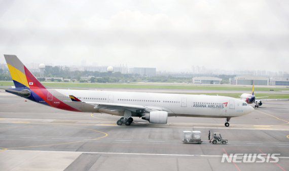 지난달 31일 오전 서울 강서구 김포공항 국내선청사 전망대에서 바라본 아시아나항공기가 이륙하고 있다. 사진-=뉴시스