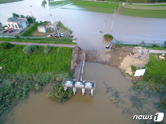 10일 경남 창녕의 유실된 낙동강 제방에 성토 이음 작업이 진행되고 있다. 낙동강은 4대강 사업이 진행됐던 곳이다. 뉴스1