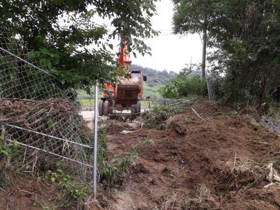 연천군 ASF 차단용 울타리 보수. 사진제공=연천군