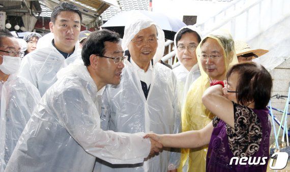 김종인 미래통합당 비상대책위원장과 주호영 원내대표가 10일 오후 경남 하동 수해 피해 현장을 찾아 수재민을 위로하고 있다. (미래통합당 제공)2020.8.10/뉴스1 © News1 김명섭 기자 /사진=뉴스1