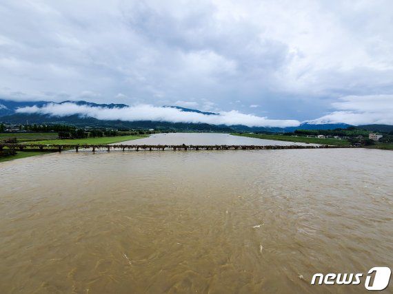 (구례=뉴스1) 허경 기자 = 연일 계속되는 수해로 인한 피해가 급증한 가운데 여야 정치권에서는 4대강 논란이 다시 불거졌다. 이명박 정권 시절에 22조원이 투입된 4대강 공사가 수해를 극복하지 못했다는 게 여당의 공격 포인트다. 반면 야당은 오히려 4대강 사업으로 피해를 줄일 수 있었다고 반박했다. 사진은 10일 전남 구례군 구례읍 문척교에서 바라본 섬진강. 2020.8.10/뉴스1 /사진=뉴스1화상