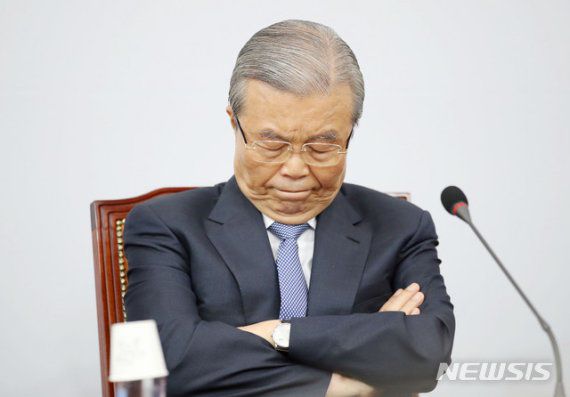 김종인 미래통합당 비상대책위원장이 10일 서울 여의도 국회에서 열린 비상대책위원회의에서 생각에 잠겨 있다.