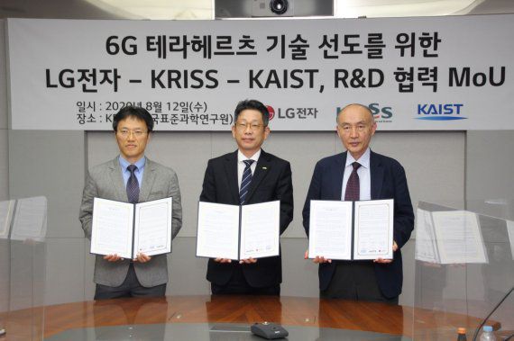 LG전자 C&M표준연구소 김병훈 소장, 한국표준과학연구원 박현민 원장, 한국과학기술원 LG-KAIST 6G 연구센터 조동호 센터장(왼쪽부터)이 협약 체결후 기념촬영을 하고있다. LG전자 제공