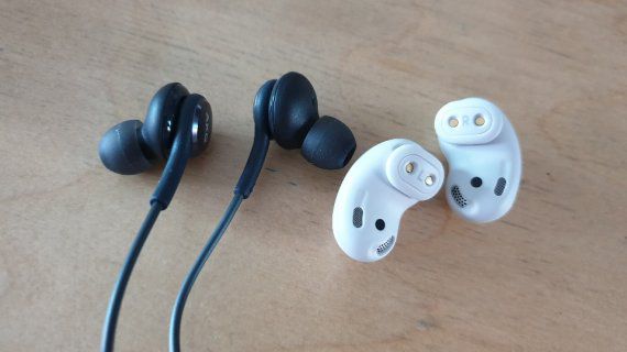 귓구멍을 막는 방식의 기존 커널형 이어폰(왼쪽)과 달리 버즈는 튀어나온 것 없이 평평한 오픈형 이어폰이다. 사진=김아름기자