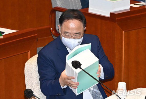 홍남기 경제부총리 겸 기획재정부 장관이 24일 서울 여의도 국회에서 열린 예산결산특별위원회 전체회의에 참석해 자료를 검토하고 있다.