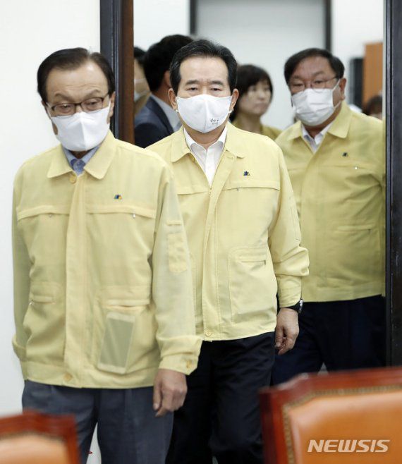 정세균 국무총리, 더불어민주당 이해찬 대표, 김태년 원내대표가 지난 12일 서울 여의도 국회에서 열린 고위당정협의회에 입장하고 있다.