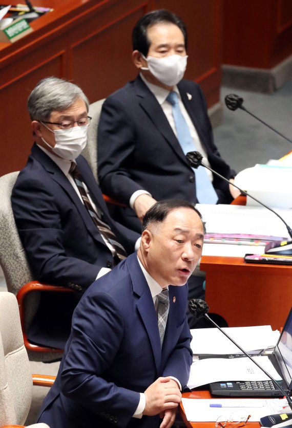 홍남기 경제부총리 겸 기획재정부 장관(맨 앞)이 24일 오전 국회 예산결산특별위원회 전체회의에 출석해 의원들의 질문에 답변하고 있다. 사진=박범준 기자