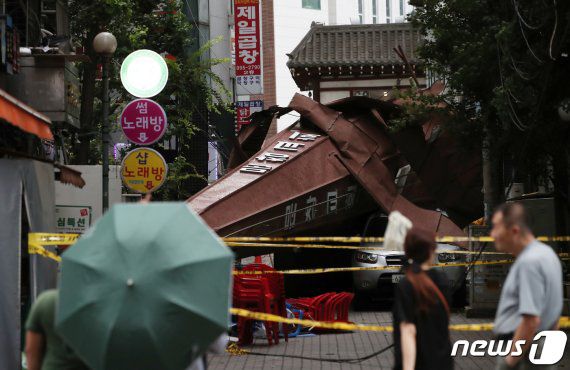 2019년 제13호 태풍 '링링'이 한반도를 강타하면서 서울 도봉구의 한 교회 첨탑이 무너져 차량을 덮치고 있다. 제8호 태풍 바비는 링링과 유사한 진로와 강도를 보인다고 분석돼 철저한 강풍 대비가 필요하다. 뉴스1
