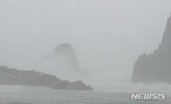 제8호 태풍 '바비'가 북상하고 있는 26일 전남 신안군 흑산면 가거도 인근 해상에 파도가 거세게 몰아치고 있다.사진=뉴시스 제공