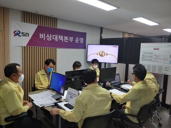 SR이 26일 박규한 SR비상대책본부장(안전본부장·맨왼쪽)주재로 제8호 태풍 ‘바비(BAVI)’ 북상에 대비한 비상대책회의를 열고 비상대비태세에 돌입했다.