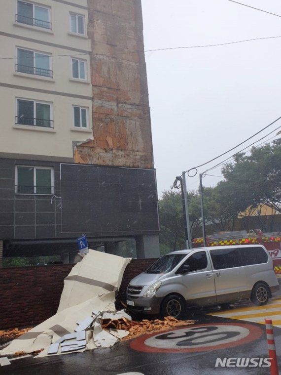 [제주=뉴시스] 강경태 기자 = 제8호 태풍 ‘바비’가 제주를 통과하면서 26일 오후 제주시 이도2동에 있는 한 아파트 외벽이 쏟아져 내렸다. (사진=제주도소방안전본부 제공) 2020.08.26. photo@newsis.com /사진=뉴시스