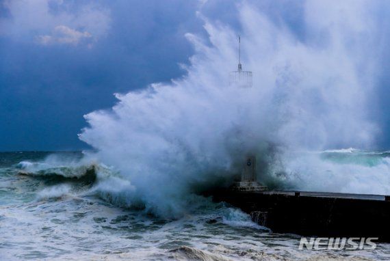 제8호 태풍 '바비(BAVI)'가 우리나라를 향해 북상 중인 25일 오후 제주 서귀포시 남원읍 태흥2리 앞바다에 거친 파도가 일고 있다. 뉴시스