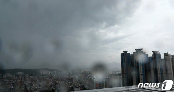 제8호 태풍 '바비(BAVI)'가 북상하고 있는 26일 전북 전주시 전북도청 옥상에서 바라본 도심 위로 비바람과 함께 먹구름이 몰려오고 있다. 2020.8.26/뉴스1 © News1 유경석 기자 /사진=뉴스1