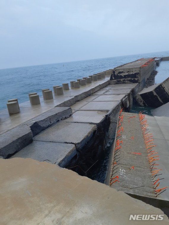 태풍 '바비'로 유실 및 파손된 신안 가거도 방파제.사진=뉴시스 제공