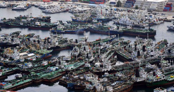 제9호 태풍 '마이삭'이 매우 강한 태풍으로 발달해 제주도 남쪽 해상을 향해 접근 중이다. 마이삭은 오는 3일 새벽 부산 인근에 상륙해 영남 지역 도시들을 관통한 뒤 강원도 동해안으로 빠져나갈 전망이다. 1일 부산 동구 5부두에 미리 대피한 각종 선박들이 줄 지어 정박해 있다. 뉴시스                                    매우 강한 태풍 '마이삭'이 북상중인 가운데 1일 오후 정부세종2청사 중앙재난안전상황실에서 관계자가 태풍의 현재 위치 등을 살펴보고 있다. 뉴시스