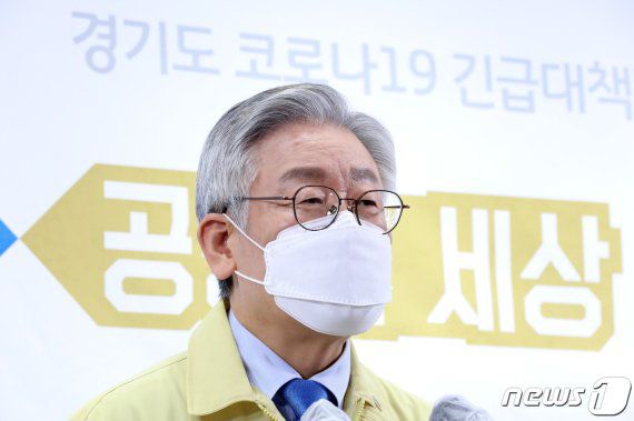 이재명 경기도지사는 2일 “국가부채 0.8% 증가만 감수하면 가계지원, 매출지원, 생산지원을 통해 경제 살리기 효과가 확실하다”고 밝혔다./뉴스1 © News1 조태형 기자 /사진=뉴스1