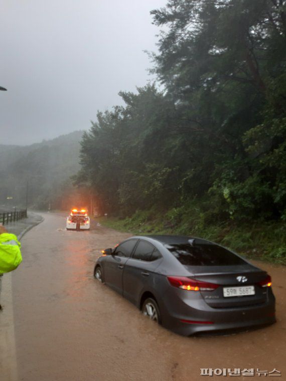 7일 오전 7시께 태풍 '하이선'의 영향으로 폭우가 쏟아진 울산 울주군 상북면에서 도로가 침수돼 운행 중이던 차량이 멈춰섰다. 현재 침수로 인해 울주군 상북면~경북 청도군 운문면을 잇는 운문터널이 양방향 통제됐다. /사진=울산지방경찰청