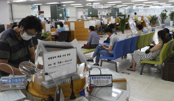 9일 서울 중구 서울지방고용노동청에서 구직자들이 실업급여 설명회를 듣기 위해 기다리고 있다. 통계청이 9일 발표한 '8월 고용동향'에 따르면 지난달 취업자 수는 2천708만5천명으로, 1년 전보다 27만4천명 감소했다. IMF이후 22년 만에 최대 감소폭을 기록했다. 사진=박범준 기자