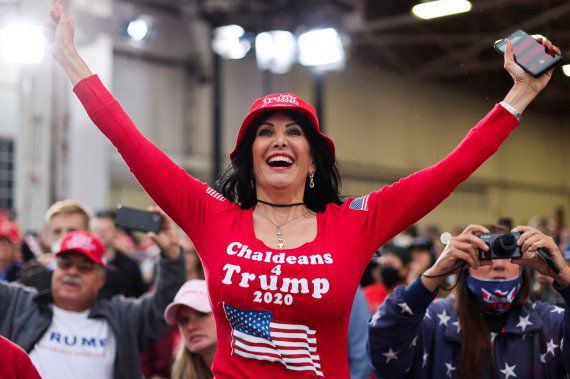 트럼프 얼굴 모양 반지/REUTERS/뉴스1 /사진=뉴스1 외신화상                                    트럼프 지지구호와 성조기가 그려진 티셔츠를 입은 여성 유권자/REUTERS/뉴스1 /사진=뉴스1 외신화상