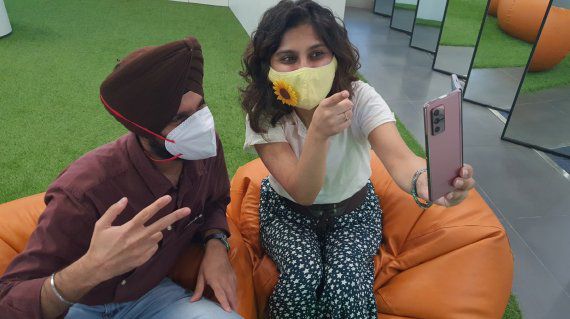 인도에서 사용자가 삼성 갤럭시 Z 폴드2를 체험하고 있다.