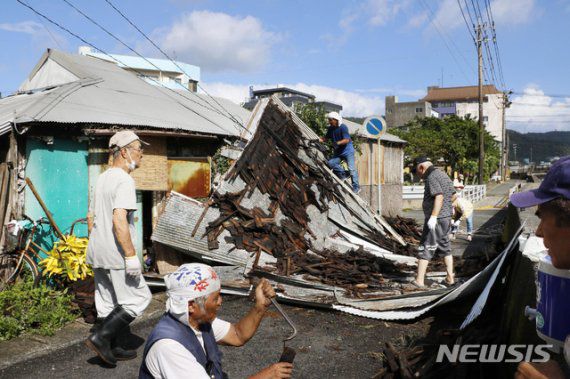 6일 일본 남서부 가고시마현 아마미에 제10호 태풍 '하이선'(HAISHEN)이 강타해 주민들이 파손된 지붕을 수선하고 있다. 9호 태풍 '마이삭'에 이어 일주일 만에 일본을 강타한 '하이선'은 강한 바람과 비를 쏟아부으며 북상하면서 태풍 영향권 내 지역의 가옥 지붕을 날려버리고 정전 등을 유발했다. /사진=뉴시스