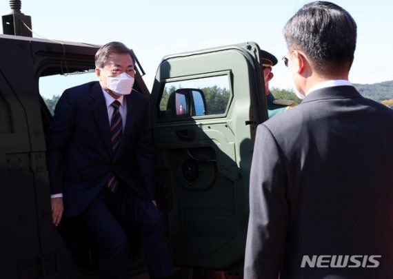 [이천=뉴시스]추상철 기자 = 문재인 대통령이 25일 오전 경기도 이천시 육군 특수전사령부에서 열린 제72주년 국군의 날 기념식에 참석하고 있다. 2020.09.25. scchoo@newsis.com <저작권자ⓒ 공감언론 뉴시스통신사. 무단전재-재배포 금지.> /사진=뉴시스화상