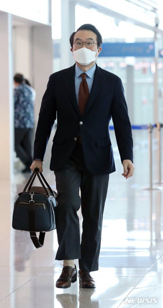 [인천공항=뉴시스] 고승민 기자 = 이도훈 외교부 한반도평화교섭본부장이 27일 인천국제공항 제2터미널에서 미국으로 출국하고 있다. 이 본부장은 이날 방미해 스티븐 비건 미국 국무부 부장관 겸 대북특별대표와 북핵수석대표 협의를 진행한다. 2020.09.27. kkssmm99@newsis.com <저작권자ⓒ 공감언론 뉴시스통신사. 무단전재-재배포 금지.> /사진=뉴시스화상