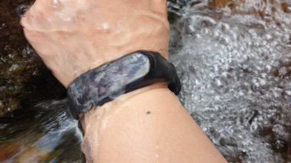 미밴드5는 완전 방수기능을 갖춰 수영할 때도 착용할 수 있다. 사진=김아름기자