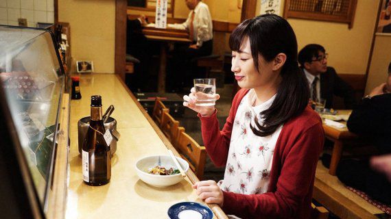 혼술하며 보기 딱 좋은 일본 드라마 '와카코와 술'