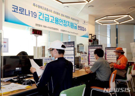 [서울=뉴시스]김병문 기자 = 신종 코로나바이러스 감염증(코로나19) 사태로 소득이 급감한 특수고용직(특고) 종사자 등 고용보험 사각지대 노동자를 대상으로 1인당 150만원을 지급하는 '긴급 고용안정지원금' 현장 신청 첫날인 지난 6월22일 오전 서울 중구 서울지방고용노동청에서 현장접수를 하고 있다. 2020.06.22. dadazon@newsis.com /사진=뉴시스